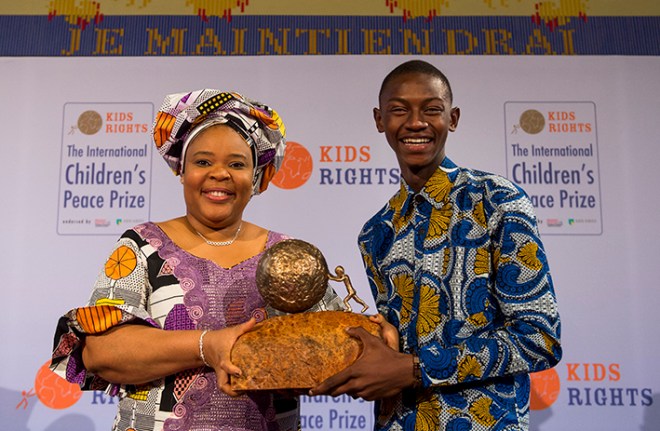 Keita (R) ontvangt de Internationale Kindervredesprijs uit handen van Nobel Vredesprijswinnaar Leymah Gbowee in de Ridderzaal in Den Haag. ANP IN OPDRACHT MARCO DE SWART **Foto en bijschrift vallen buiten verantwoordelijkheid van de Algemene Nieuwsdienst van het ANP. Foto is vrij van rechten en mag alleen redactioneel gebruikt worden in de context van het bijschrift.**